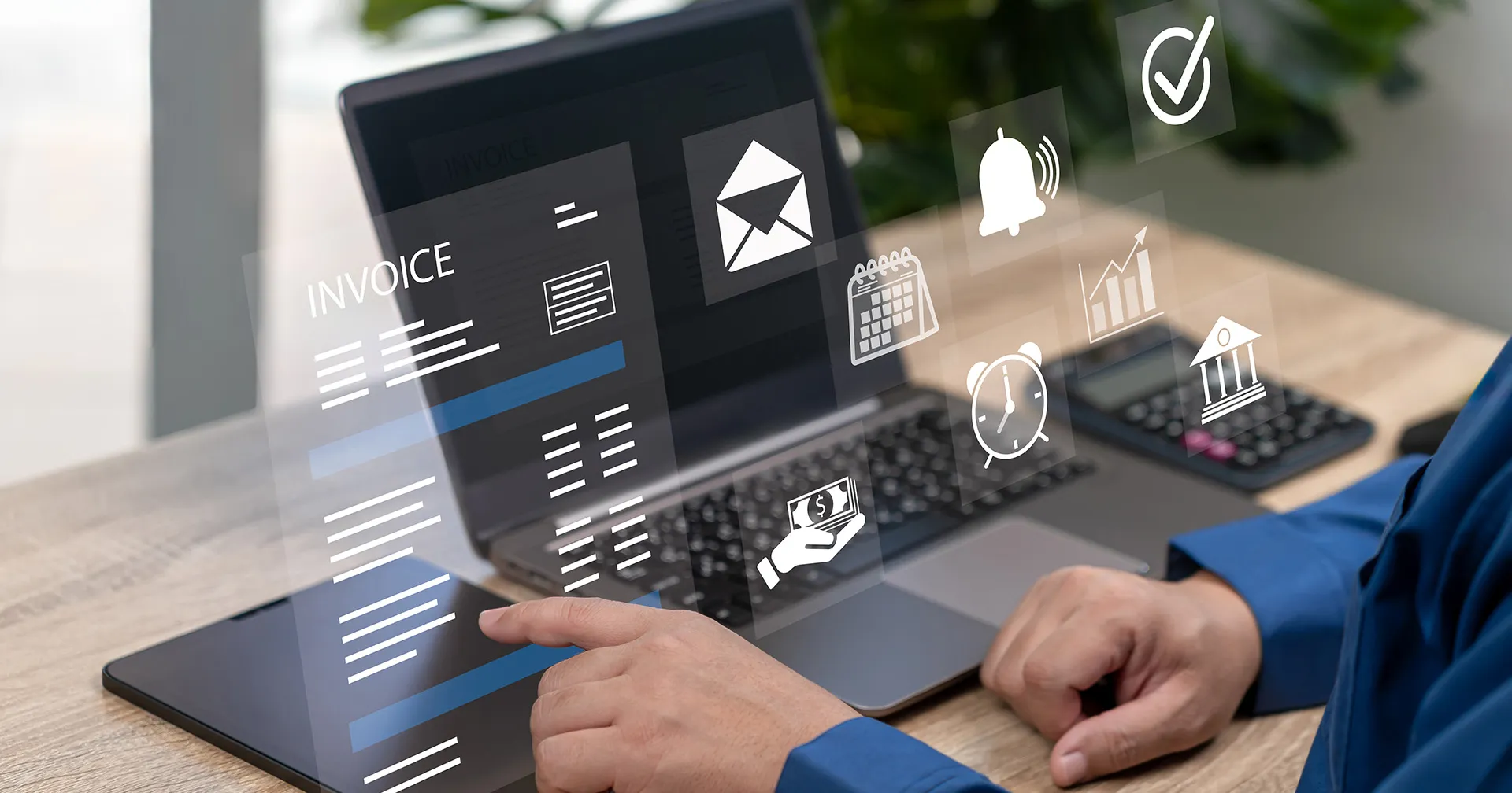 Zakenman achter laptop met icoontjes van budget en financiën
